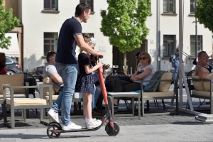 Sie dürfen nicht zu zweit auf dem Elektro-Tretroller fahren.