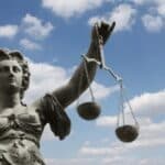 Gemäß § 183a StGB wird die Erregung öffentlichen Ärgernisses mit Geldstrafe oder Freiheitsstrafe bis zu einem Jahr bestraft.