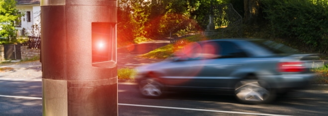 Ob ein Blitzer korrekt misst, kann ein Fachanwalt für Verkehrsrecht prüfen.