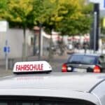 Bevor Sie eine Fahrerlaubnis beantragen können, müssen Sie eine Fahrschule besuchen.