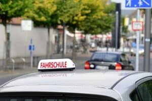 Bevor Sie eine Fahrerlaubnis beantragen können, müssen Sie eine Fahrschule besuchen.