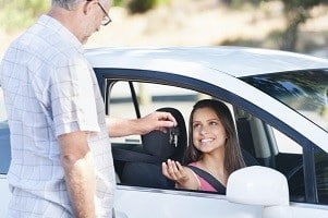 Seit mehreren Jahren können Sie die Fahrerlaubnis schon mit 17 erhalten.