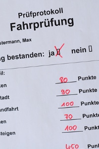 Sie erhalten die Fahrerlaubnis erst, wenn Sie Prüfungen bestanden haben.