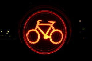 Mit dem Fahrrad eine rote Ampel missachten: Das Vorbeifahren gilt als Rotlichtverstoß.