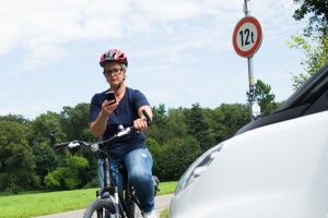 Wer beim Fahrradfahren mit dem Handy erwischt wird, muss mindestens ein Bußgeld von 55 Euro zahlen.