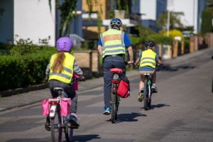 Das Fahrradfahren sollte mit einem Kind geübt werden.