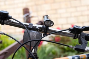 Eine Fahrradlampe kann auch abnehmbar und batterie- oder akkubetrieben sein.