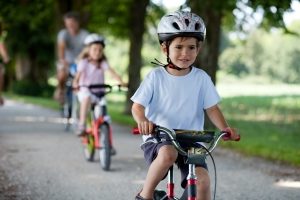 Die Familienkasse bearbeitet den Antrag auf Kindergeld und überweist dieses auch.