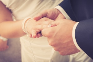 Familiennachzug: Der Ehepartner darf nachgeholt werden, wenn dieser nicht minderjährig ist.