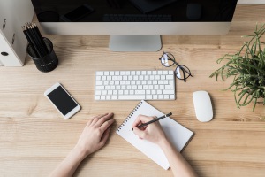 Der Antrag auf Pflegehilfsmittel kann telefonisch, online oder schriftlich gestellt werden.