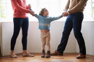 Kinderschutz: Im familiären Haushalt kommt es immer wieder zu Konflikten. Wichtig ist der richtige Umgang mit diesen Situationen.