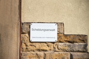 Zu den Scheidungskosten zählt auch der Geldbetrag, den Sie dem beauftragten Anwalt für dessen Dienste schuldig sind.