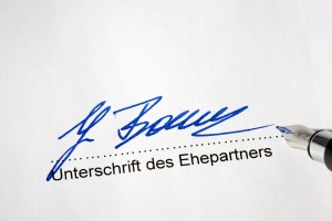Wer die Unterschrift für die Scheidungsvereinbarung unter Druck geleistet hat, kann das Dokument anfechten.