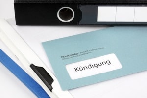 Die fristlose Kündigung von einem Arbeitsverhältnis kann der Arbeitnehmer und -geber einreichen.