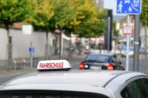 Den Führerschein erhalten Sie nach Absolvieren der Fahrschule.