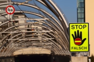 Geisterfahrer verhindern: Ein Schild soll die Anzahl der Falschfahrer reduzieren.