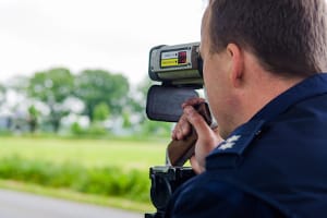 Die Geschwindigkeitsmessung per Laser wird von Polizeibeamten durchgeführt.