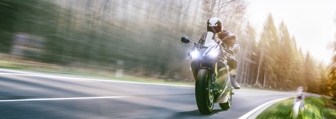 Eine Geschwindigkeitsüberschreitung mit dem Motorrad zieht Sanktionen gemäß Bußgeldkatalog nach sich.