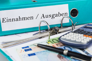 Für ihre Gewinnermittlung aus Einnahmen und Ausgaben benutzen Freelancer bei der Steuererklärung die Anlage EÜR.