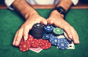 Unter Umständen erhalten Spieler beim Glücksspiel ihr Geld zurück. Holen müssen sie es sich aber aktiv selbst.