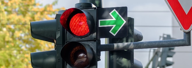 Wie müssen Sie sich verhalten, wenn ein grüner Pfeil an der Ampel vorhanden ist?