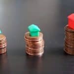 Die Grundschuld kann für ein Haus oder eine Wohnung an die Bank übertragen werden.