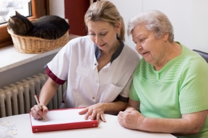 Ein häuslicher Pflegedienst kann bei der ambulanten Pflege unterstützen.