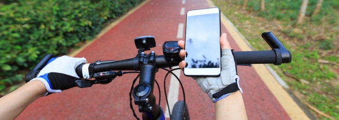 Unser Ratgeber klärt: Droht ein Bußgeld. wenn das Handy auf dem Fahrrad genutzt wird?