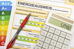 Bei einem Hausverkauf ist der Energieausweis als Nachweis der Energieeffizienz einer Immobilie seit 2009 Pflicht.