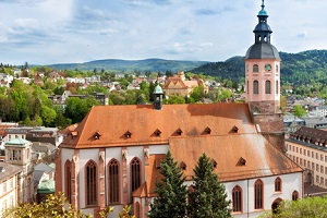 Für eine Hochzeit in der Kirche sollten Sie Ihren Pastor oder Pfarrer ansprechen.