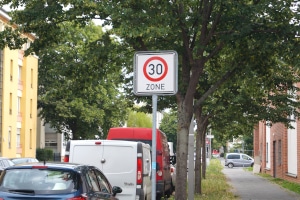 Die zulässige Höchstgeschwindigkeit kann innerorts auch durch Beschilderung unter 50 km/h liegen.