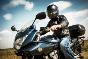 Bevor der Kaufvertrag für ein gebrauchtes Motorrad unterzeichnet wird, sollte eine Probefahrt absolviert werden.