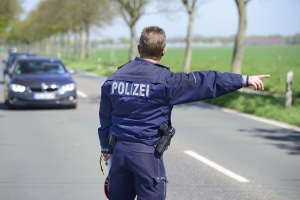 Eine Oberkommissarin und ein Hauptmeister klagten gegen die Kennzeichnungspflicht für Polizeibeamte, weil sie verstärkte Übergriffe fürchteten.
