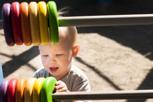 Kinderschutz in Kindergarten und Schule: Erzieher und Lehrer können ggf. Anzeichen für eine Gefährdung erkennen.