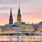 Eine Kirchensteuer erhebt die Evangelische Kirche, aber auch die Katholische und andere Relegionsgemeinschaften.