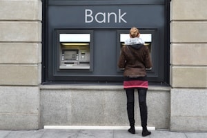 Eine Kontosperrung durch die Bank kann erfolgen, wenn das Konto überzogen wird.