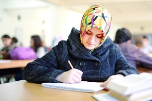 Wäre ein Kopftuchverbot für Mädchen an Schulen verfassungsgemäß? Diese Frage ließ eine Frauenrechtsorganisation gutachterlich prüfen.