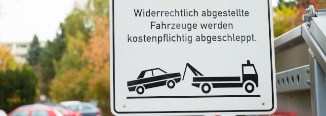 Die Kosten fürs Abschleppen müssen Sie selbst tragen, wenn Sie unberechtigt auf einem Privatparkplatz stehen.