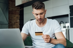 Kreditkartenbetrug im Internet: Wer haftet?