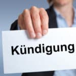Die Kündigung vom Arbeitsvertrag kann von Arbeitgeber und -nehmer durchgeführt werden.