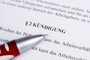 Für die Änderung der Kündigungsfrist gibt es laut Arbeitsrecht im Arbeitsvertrag Grenzen.