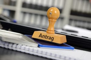 Sie können für ein künstliches Kniegelenk einen Grad der Behinderung beim Versorgungsamt beantragen.