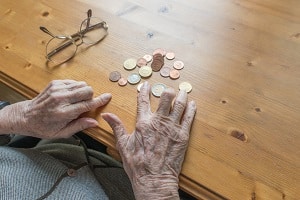 Deckt Ihre Rente nicht den Lebensunterhalt, können Sie ggf. Sozialhilfe beantragen.