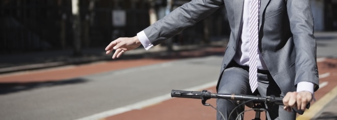 Richtig nach links abbiegen! Was beim Fahrrad zu beachten ist, verrät dieser Ratgeber.