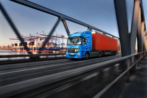 Unterwegs mit dem Lkw: Welche Geschwindigkeit müssen Sie einhalten?