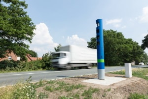 Kontrolliert wird die LKW-Maut auch auf Bundesstraßen.