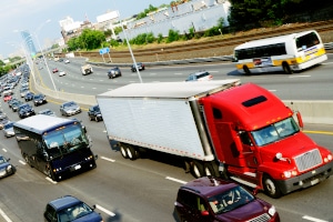 Auch für Lkw kann ein Überholverbot gelten.