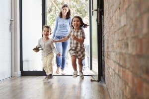 Ein Maklerauftrag kann helfen, wenn Sie bspw. ein Haus für Ihre Familie kaufen wollen.