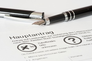 Bürgergeld-Aufstockung: Möchten Sie Ihr Einkommen mit Bürgergeld aufstocken, müssen Sie einen entsprechenden Antrag beim Jobcenter stellen.
