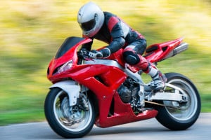 Innerorts ist mit dem Motorrad eine Geschwindigkeit von 50 km/h erlaubt.